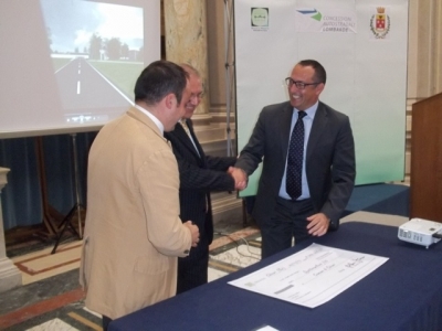 Stretta di mano tra il vice sindaco Seneci e Bettoni
