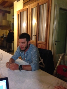 Mattia Miraglio mentre racconta alla stampa la sua impresa