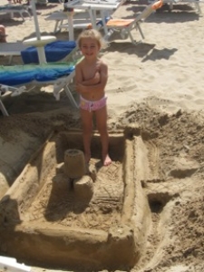 Mavi Magli è stata a Pesaro. Nella foto la figlia Sofia nel suo castello