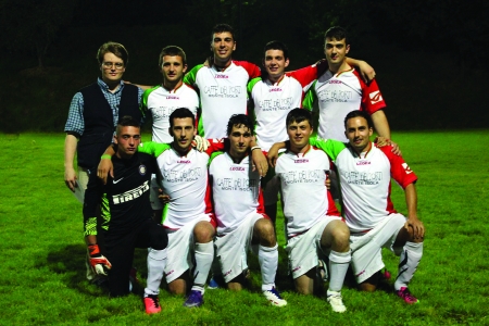 La squadra vincitrice del torneo di calcio montisolano Caffè dei Porti