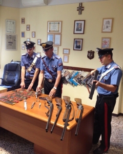 I carabinieri con armi e munizioni sequestrate