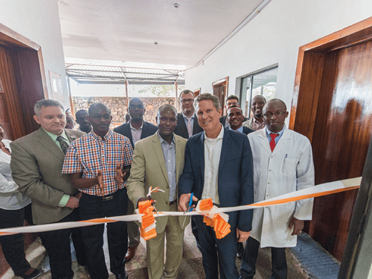 Il Prof. Blair Holladay inaugura una struttura sanitaria nell’Africa SubSahariana.