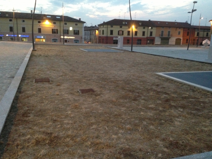 Il parco è morto: nemmeno l'erba ha il diritto di crescere nonostante i milioni di euro spesi