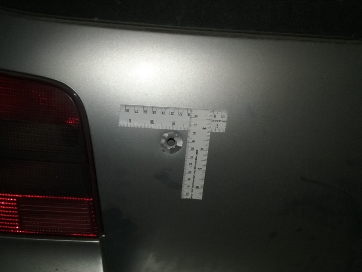 I rilievi sul foro rinvenuto sul posteriore dell'auto. Una golf