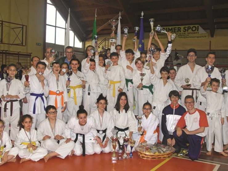 I giovanissimi karatechi esultano per i risultati ai regionali