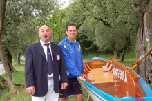 Danilo Bettoni e Riccardo Agnesi detto “Il Capitano” accando a uno dei naét da gara